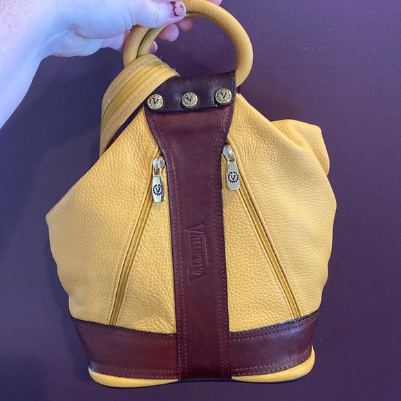 VALENTINA made in Italy Leather sling Backpack RARE color - Picture 5 of 13